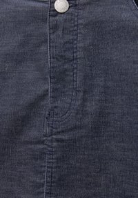 Țesătură de catifea de culoare albastru întunecat cu dungi verticale, având un singur nasture argintiu și un buzunar frontal. Textură netedă și design adaptat.