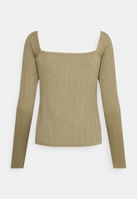 Długi rękaw bluzki wykonany z prążkowanej tkaniny w kolorze khaki, z kwadratowym dekoltem i dopasowanym krojem. Gładka tekstura z delikatnym połyskiem.