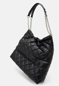Černá prošívaná kožená kabelka Valentino se stříbrnými řetízkovými popruhy a nařaseným horním detailem.