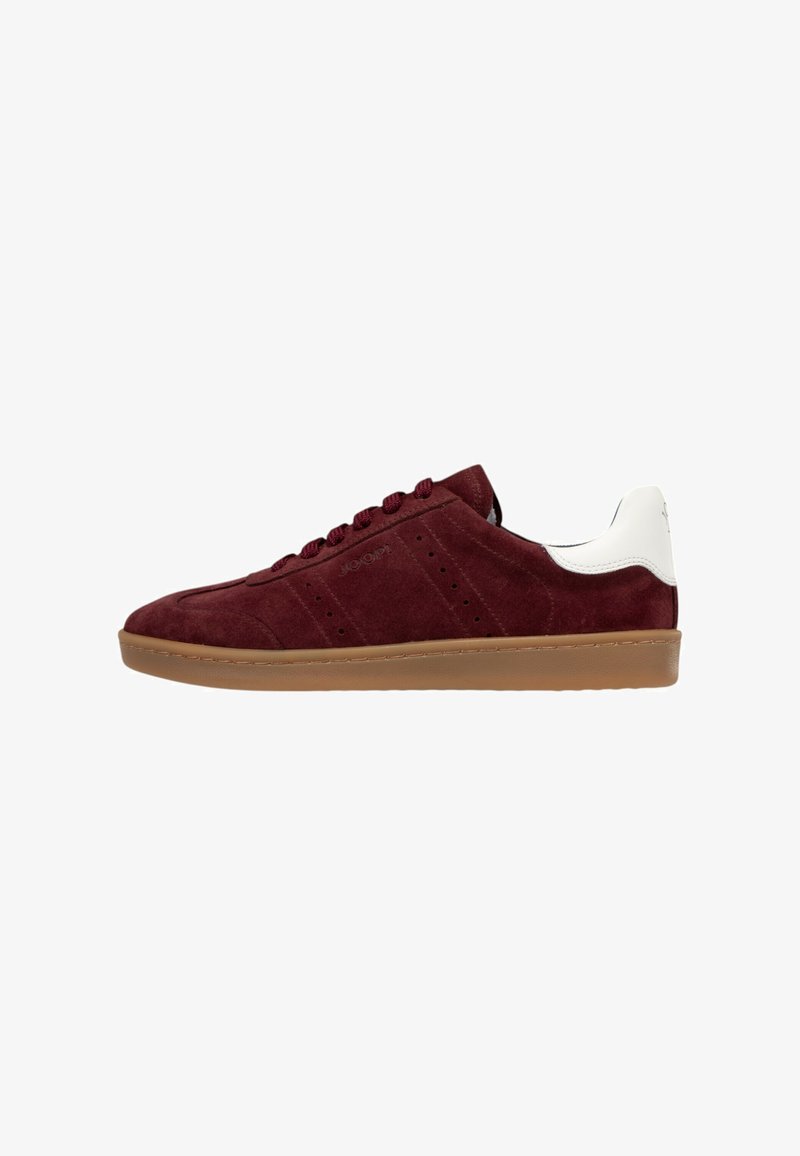Burgundy suède sneaker, jossa on valkoinen kanta, kumipohja, kuusi silmä reikää ja hienovaraiset rei'itykset ilmanvaihtoa varten. Yksinkertainen, matala malli.