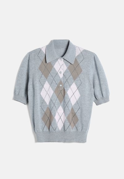Pull en maille gris clair à manches courtes avec col, trois boutons et motif losanges argyle beige et blanc à l’avant.