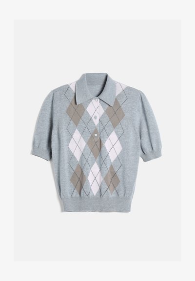 Pull en maille gris clair à manches courtes avec col, trois boutons et motif losanges argyle beige et blanc à l’avant.