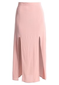 Jupe maxi rose en tissu doux avec un léger éclat, dotée de fentes latérales hautes et d'une ceinture lisse pour le confort et la liberté de mouvement.