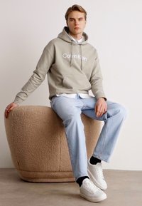 Calvin Klein HERO LOGO COMFORT HOODIE - Sportinis megztinis - london fog