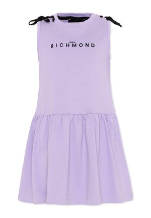 Mouwloze lila jurk met geplooide rok, zwarte schouderstrikjes en "JOHN RICHMOND" in zwarte letters gedrukt over de borst.