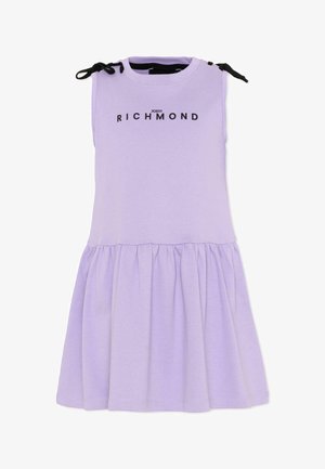 Robe lilas sans manches avec jupe froncée, liens noirs aux épaules et « JOHN RICHMOND » imprimé en noir sur la poitrine.