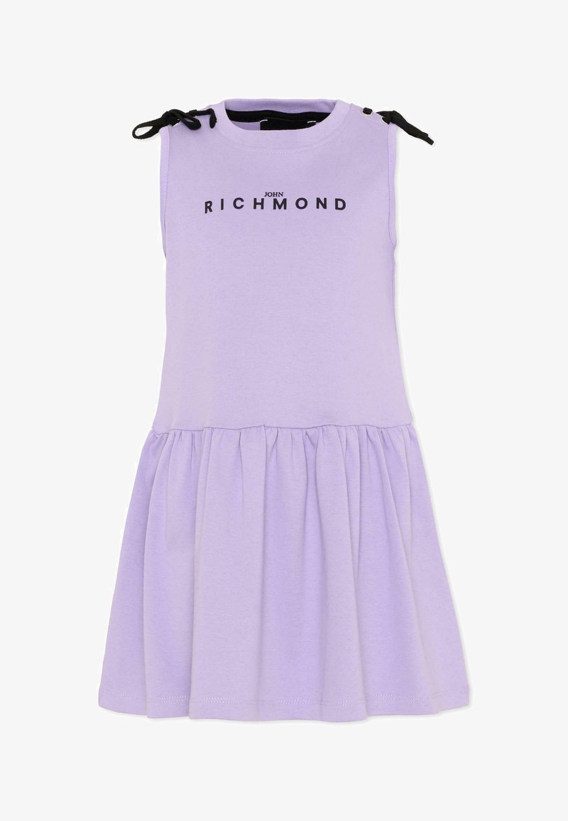 Robe lilas sans manches avec jupe froncée, liens noirs aux épaules et « JOHN RICHMOND » imprimé en noir sur la poitrine.