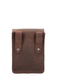 Pochette in pelle marrone con due cinturini a bottone a pressione, linee pulite, superficie liscia e cuciture visibili. Forma rettangolare compatta.