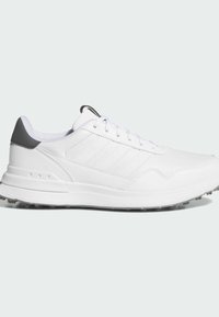 Hvide atletikskøjter med tekstureret syntetisk overdel, kontrasterende gråt hælkappe, flade snørebånd og slidstærk gummisål med små knopper.