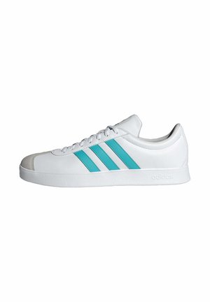 Weißer Low-Top-Sneaker mit türkisfarbenen Adidas-Streifen, weißen Schnürsenkeln und einer strukturierten Sohle, von der Außenseite betrachtet.
