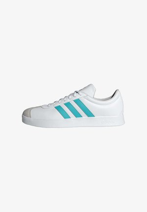 Sneaker bianco low-top con strisce turchesi Adidas, lacci bianchi e suola testurizzata, vista dal lato esterno.