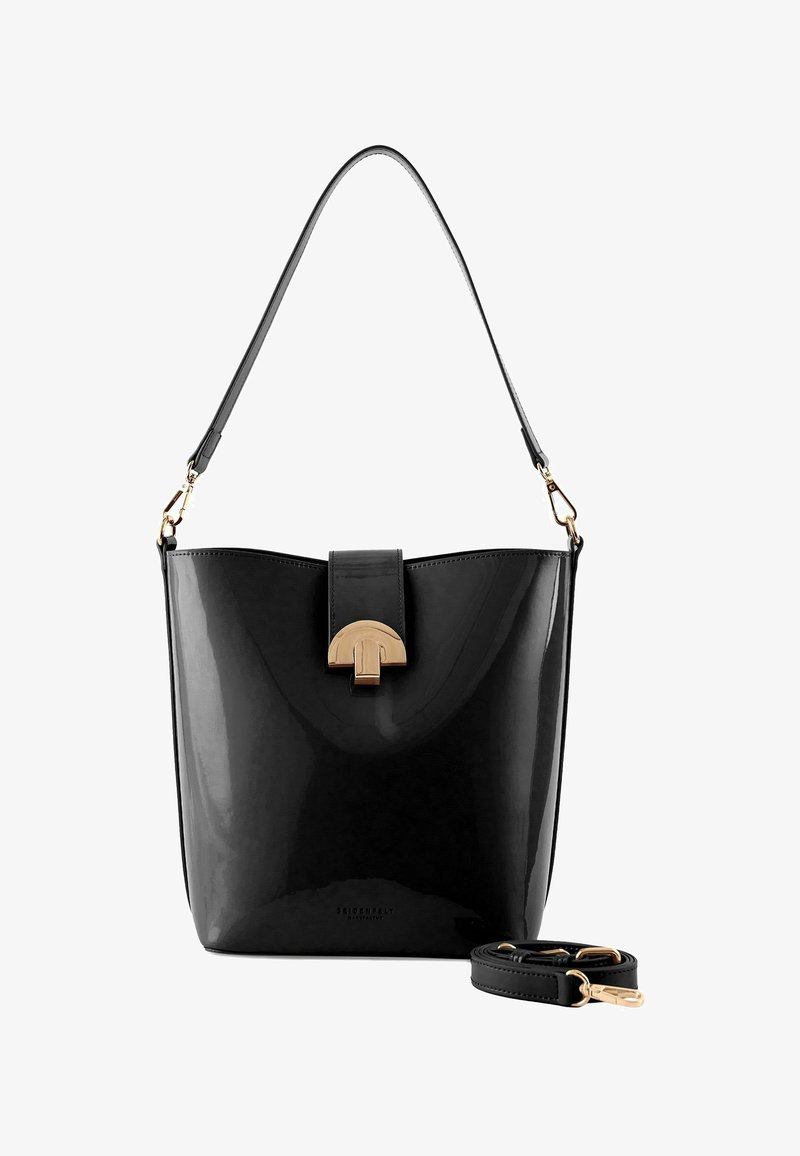 Bolso negro brillante con parte superior curva, herrajes dorados y cierre con broche. Cuenta con una correa desmontable y ajustable. Textura suave.