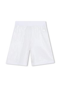 Pantalones cortos deportivos blancos con un patrón texturizado, cintura elástica y una pequeña etiqueta de logotipo plateada en el lateral. Tejido ligero.