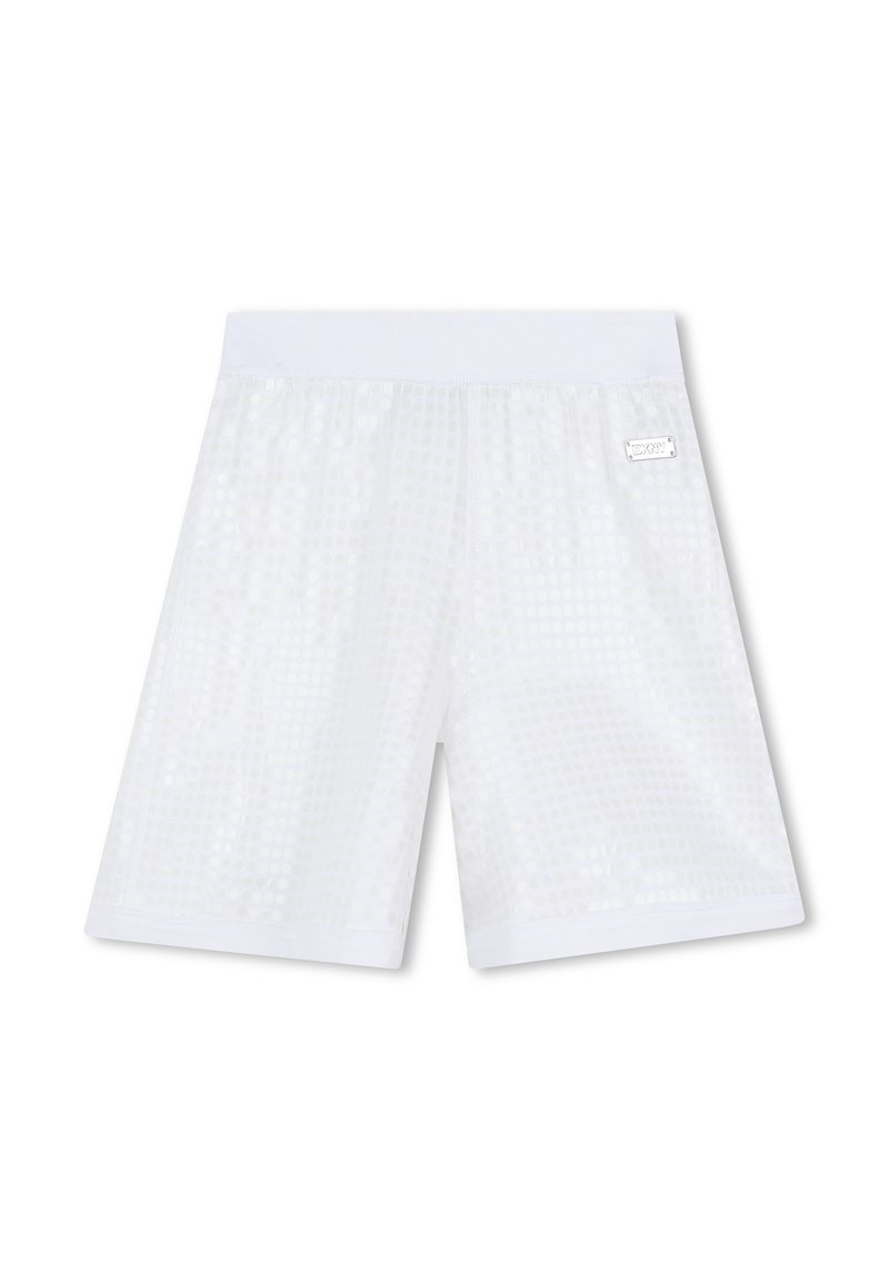 Pantalones cortos deportivos blancos con un patrón texturizado, cintura elástica y una pequeña etiqueta de logotipo plateada en el lateral. Tejido ligero.