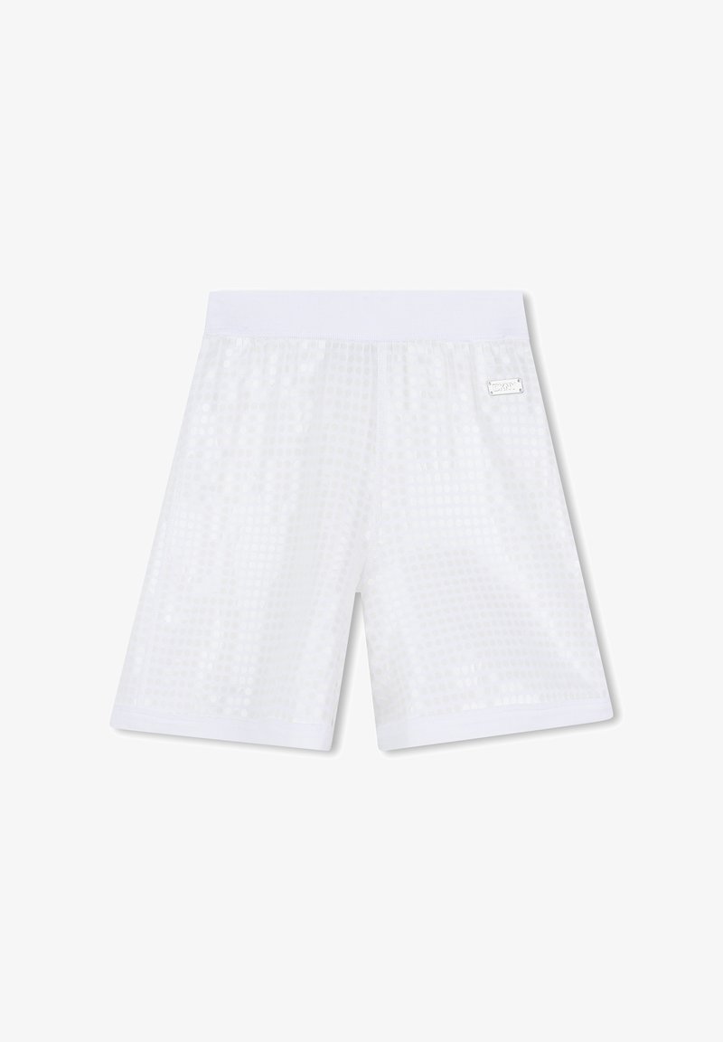 Pantalones cortos deportivos blancos con un patrón texturizado, cintura elástica y una pequeña etiqueta de logotipo plateada en el lateral. Tejido ligero.