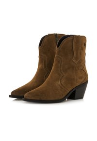 Botas de ante marrón hasta el tobillo con punteras afiladas, cremalleras laterales, costuras decorativas y tacones de bloque apilados.