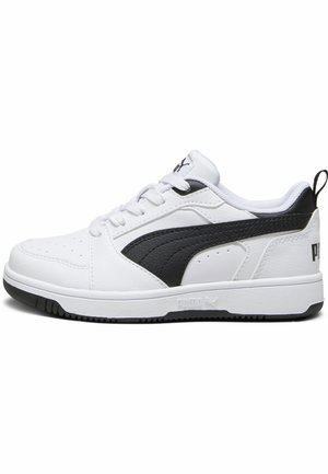 Baskets blanches avec un accent en cuir noir, bout perforé, finition texturée et une semelle en caoutchouc avec une languette à l'arrière.
