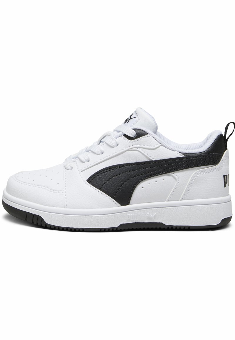 Baskets blanches avec un accent en cuir noir, bout perforé, finition texturée et une semelle en caoutchouc avec une languette à l'arrière.