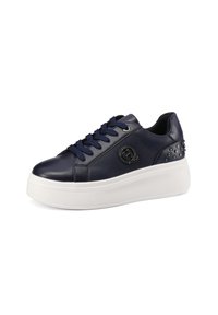 Sneaker in pelle blu navy con una spessa suola piattaforma bianca, caratterizzate da lacci neri, un logo circolare e rivetti sul tallone per texture e dettaglio.