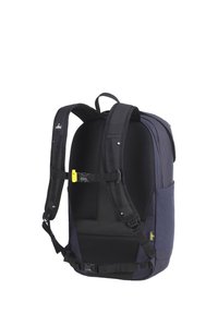 Rugzak met gepolsterde zwarte mesh schouderbanden, gele gesp, marineblauwe stof buitenkant en zijvakken; heeft een gestructureerd ontwerp voor duurzaamheid.