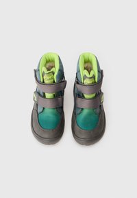 Grüne und graue Kinderstiefel mit zwei Klettverschlüssen, gepolsterten Kanten und einem Mesh-Obermaterial für Atmungsaktivität. Dicke Gummisohle für besseren Halt.