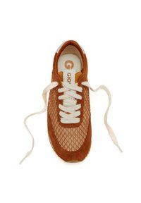 Zapato deportivo marrón con parte superior de malla, acentos de ante y cordones blancos. Logotipo notable en el interior con plantilla redonda y acolchada.