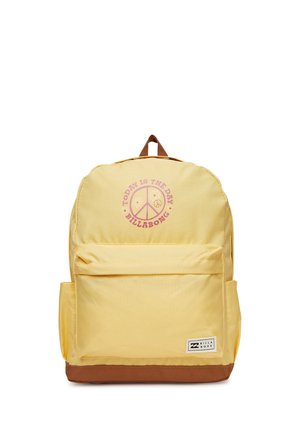 Zaino giallo con base e manico marroni, tasca frontale, tasche laterali e simbolo della pace rosa con testo "Today is the day Billabong".