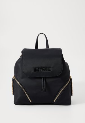 Sac à dos Moschino Black Love avec rabat, cordon de serrage à l'avant, deux poches diagonales zippées et poignée supérieure sur fond uni.