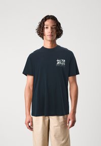 Jack & Jones JJLUKE PLUS TEE 5 PACK - Print T-shirt - goblin blue/white/black/deepteal/navy blazer