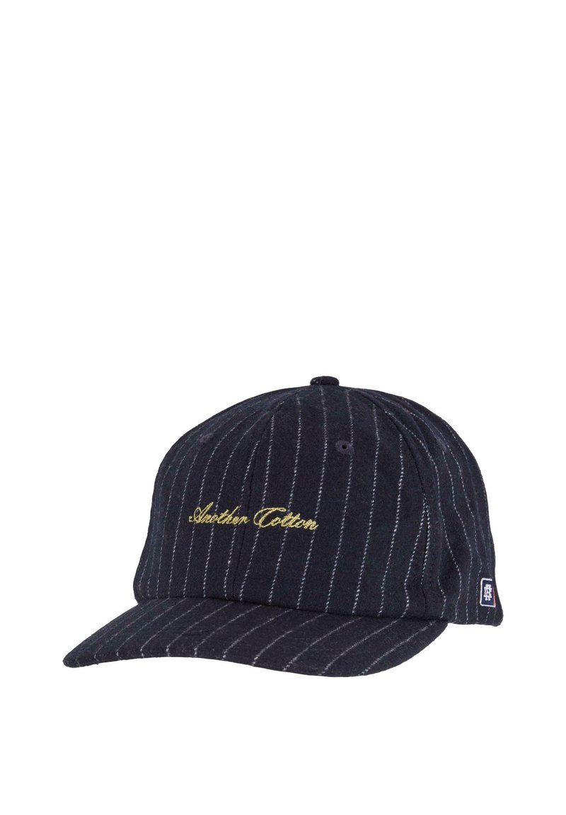 Cappello da baseball in cotone di un blu navy scuro con righe bianche. Presenta il logo ricamato in oro "Another Cotton" e una visiera pre-curvata.