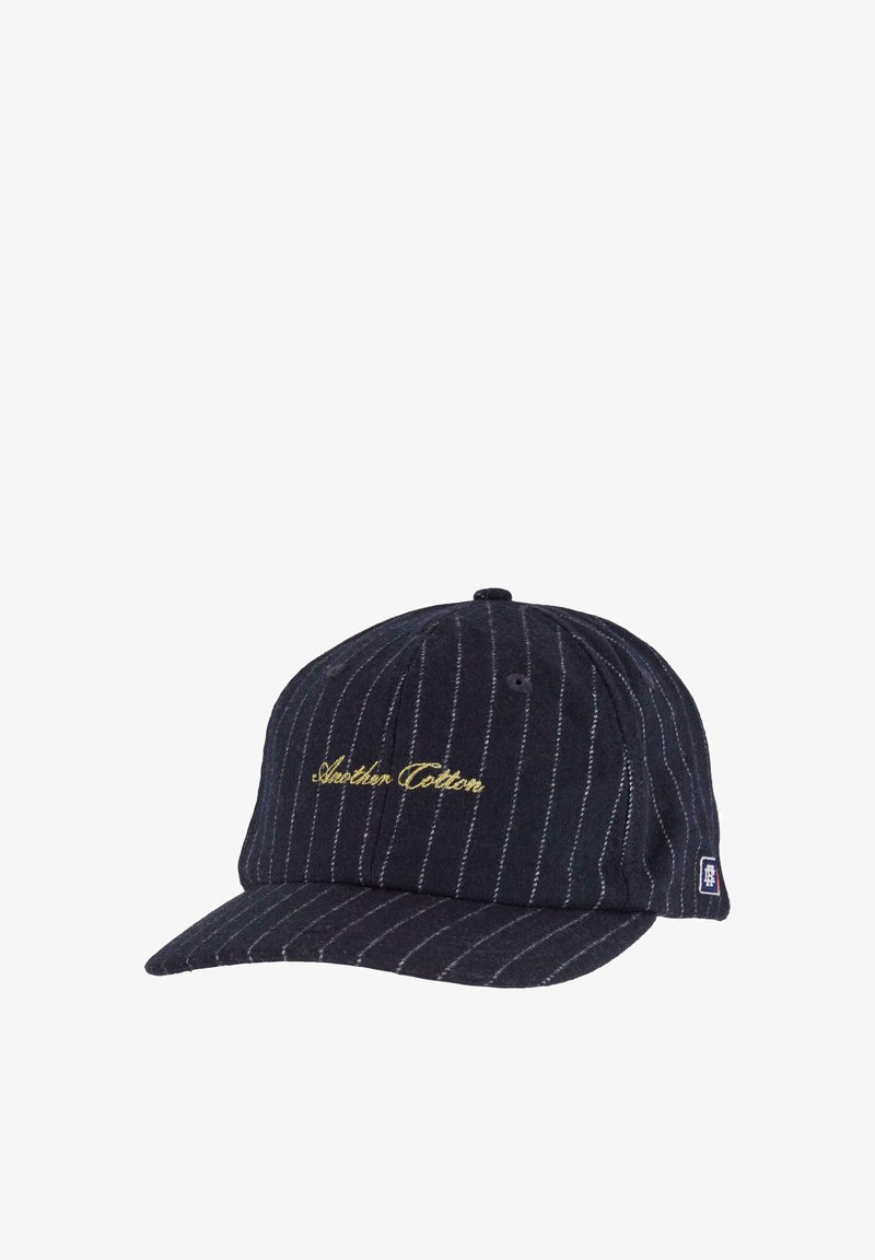 Cappello da baseball in cotone di un blu navy scuro con righe bianche. Presenta il logo ricamato in oro "Another Cotton" e una visiera pre-curvata.