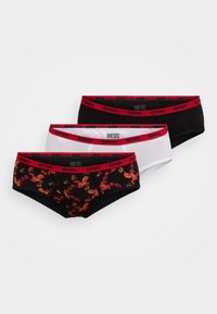 Trois paires de sous-vêtements : noire avec un imprimé lion coloré, noire unie et blanche unie. Toutes présentent une ceinture rouge et noire avec un logo de marque.