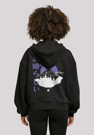 Schwarzer oversized Hoodie mit einem Grafikmotiv des Mount Fuji, umgeben von weißen Wolken und einem lila Mond, verziert mit japanischem Text auf dem Rücken.