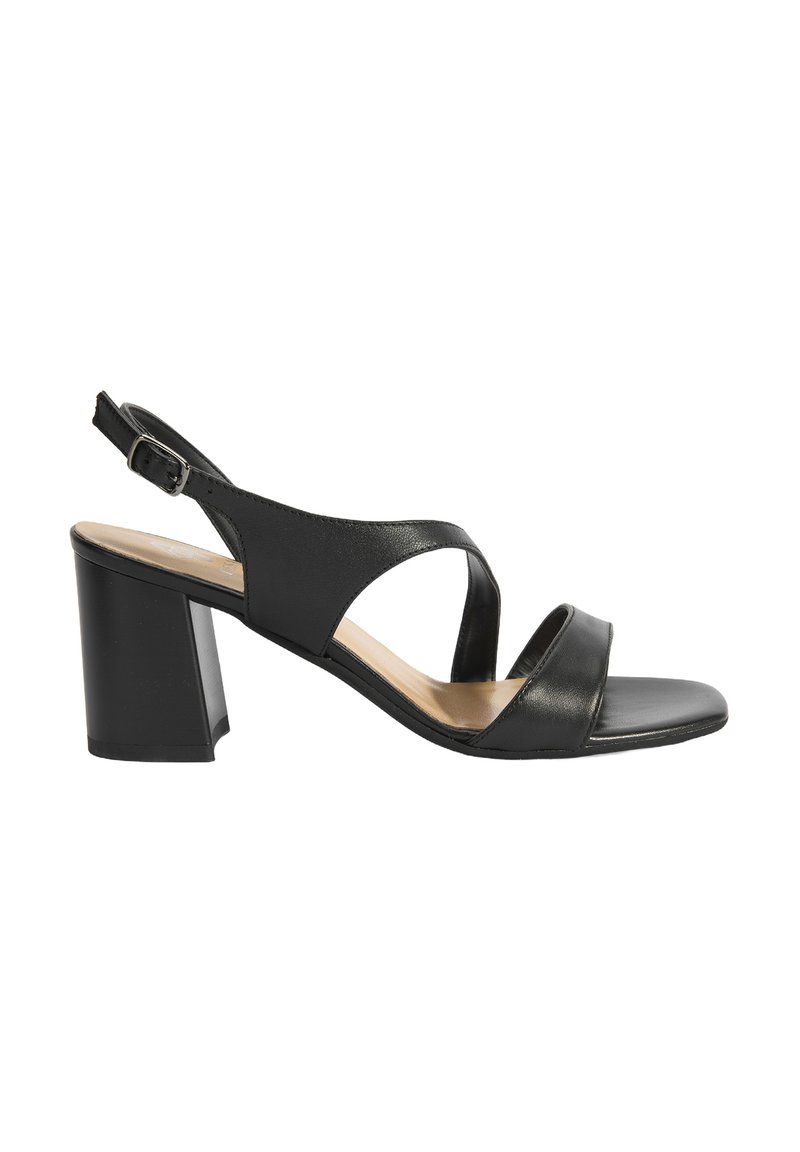 Zwarte leren slingback sandaal met twee gekruiste banden, vierkante neus en een chunky hak. Voorzien van een verstelbare gesp op de enkelband.
