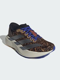 Baskets de sport à imprimé léopard, avec un dessus en suède, des lacets bleus, trois bandes argentées et une semelle blanche texturée avec des accents bleus.