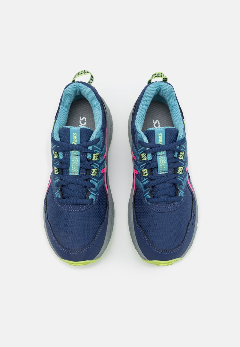 Zapatillas deportivas azules con parte superior de malla, acentos rosas y detalles reflectantes. Cuentan con una suela texturizada y una tira de agarre para ponerlas fácilmente.