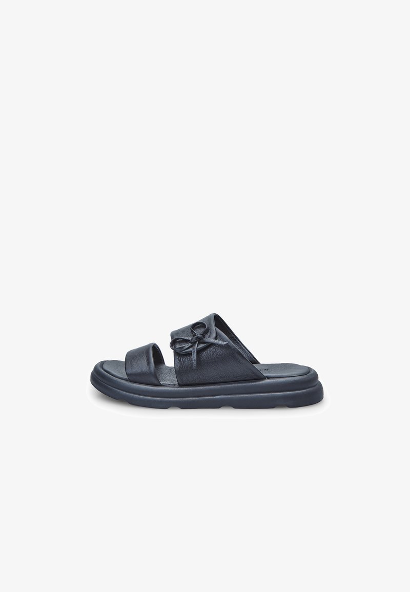 Svarta läder-sandaler med en sliddesign som har två korskedjade remmar och en dekorativ rosett. Tjock svart gummisul erbjuder dämpning.