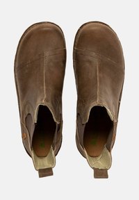 Botas de tobillo de cuero marrón con punta redondeada, paneles laterales elásticos y un acabado texturizado, que cuentan con una lengüeta en la parte posterior para facilitar su uso.
