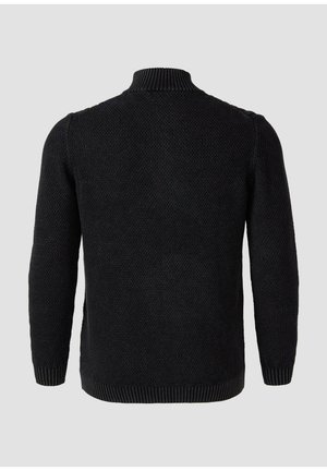 Schwarzer Strickpullover mit langen Ärmeln und geripptem, hohem Kragen, Ärmeln und Saum, von hinten auf einem grauen Hintergrund gezeigt.