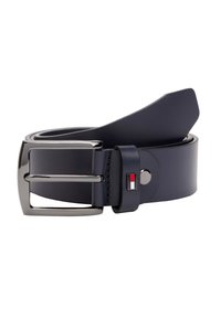 Marineblauwe leren riem met een rechthoekige gesp in zilverkleur, voorzien van een klein accentlabel met een rood-wit logo. Gladde textuur.