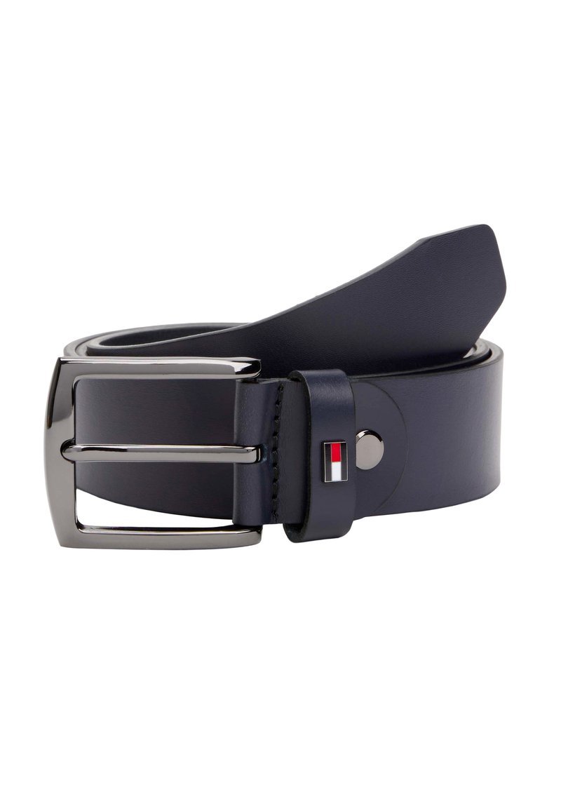 Marineblauwe leren riem met een rechthoekige gesp in zilverkleur, voorzien van een klein accentlabel met een rood-wit logo. Gladde textuur.