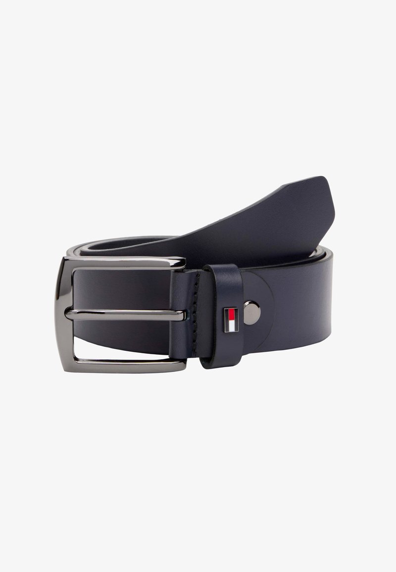 Marineblauwe leren riem met een rechthoekige gesp in zilverkleur, voorzien van een klein accentlabel met een rood-wit logo. Gladde textuur.