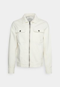 Giacca in denim bianco con zip frontale, due tasche sul petto e bottoni a scatto neri. Presenta un colletto classico e maniche lunghe.