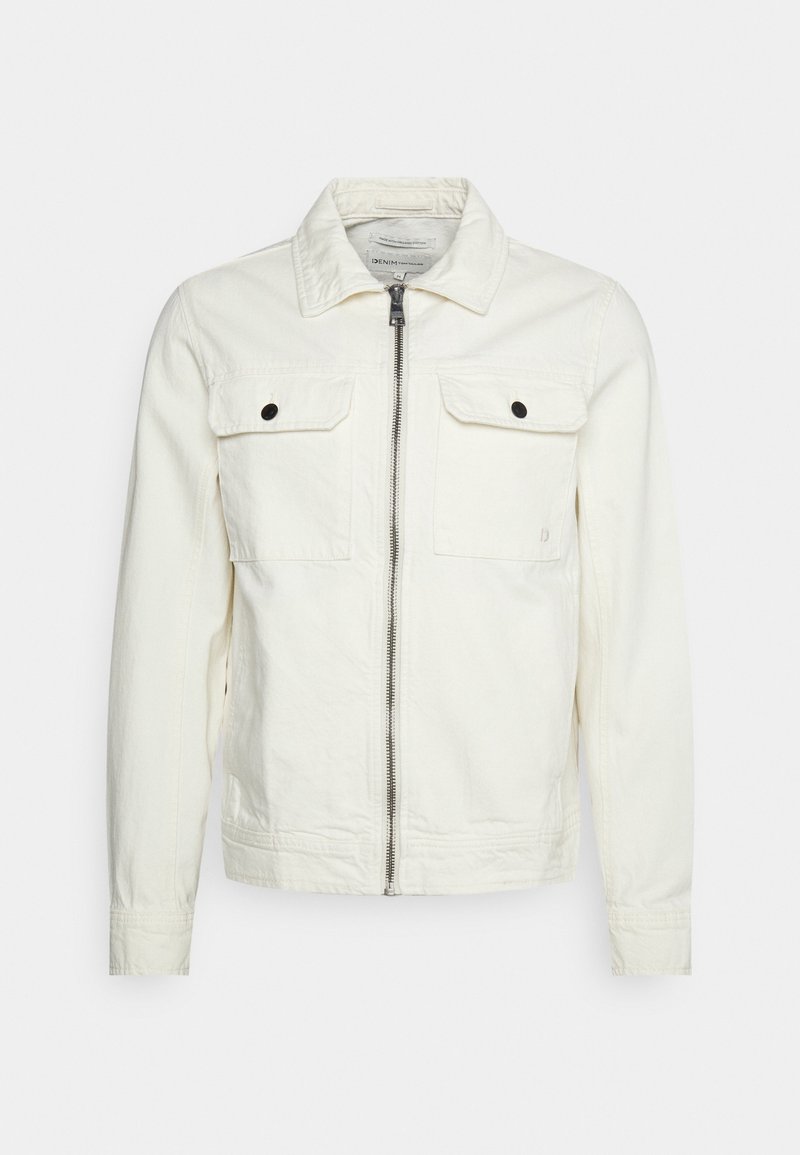 Giacca in denim bianco con zip frontale, due tasche sul petto e bottoni a scatto neri. Presenta un colletto classico e maniche lunghe.