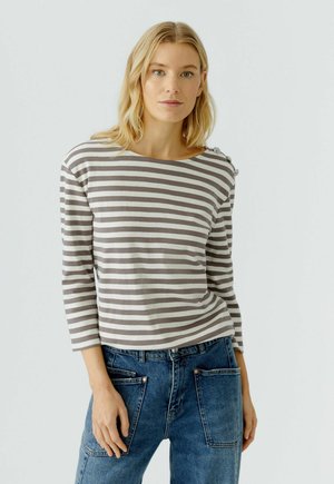 Gestreepte lange mouw shirt in grijs en witte katoen, met een boot halslijn en decoratieve knoopaccenten op de schouder.