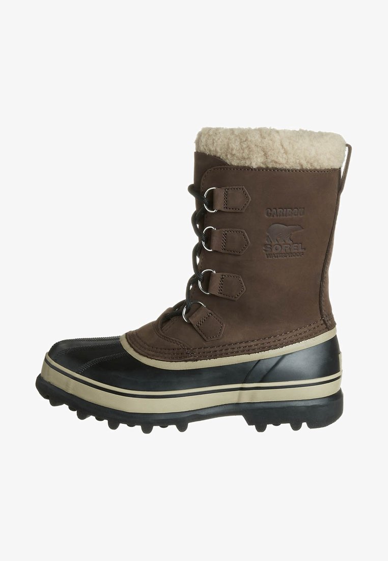 Bota de inverno castanha à prova d'água com um suave colarinho de pele sintética, parte inferior em borracha e ilhós de metal com atacadores para um ajuste seguro.