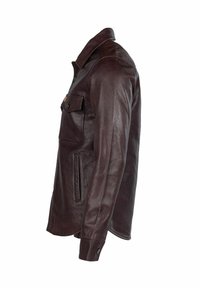 Barna bőrdzseki galléros kialakítással, oldalzsebekkel és egy mellzsebbel, mely gombbal záródik. Sima textúra és testhez simuló szabás.