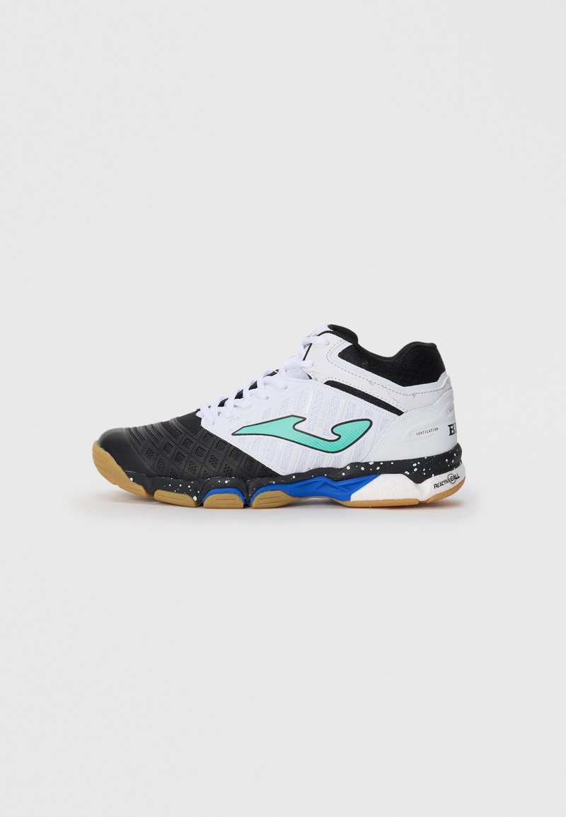 Zapatilla deportiva en blanco y negro con una parte superior texturizada, detalle en verde azulado y suela de goma. Presenta un cuello acolchado y un patrón distintivo en la punta.
