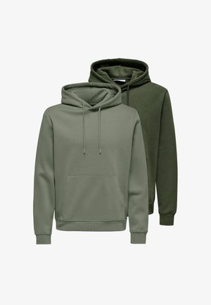 Felpe con cappuccio in due tonalità di verde, dotate di corde di regolazione, tasche a marsupio e polsini a costine. Realizzate in morbido tessuto di cotone texture.