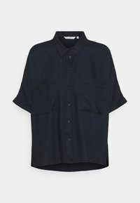 Mörk marinblå kortärmad blus, avslappnad passform, knäppning framtill, krage, två bröstfickor, sidovolanger, tillverkad av lätt tyg.